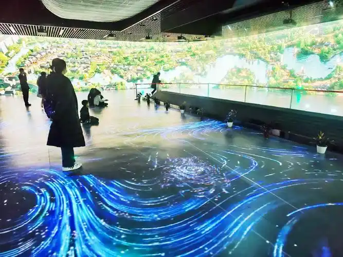 展厅内,游客沉浸式了解运河文化.记者 常鸣/摄