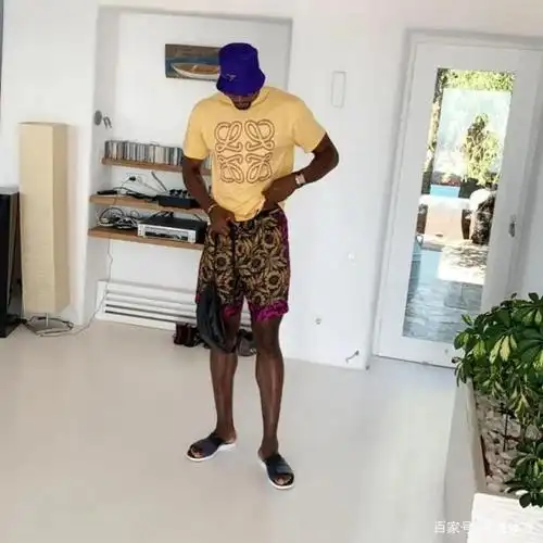 黑又壮!208cm伊巴卡穿短裤大秀好身材,裤中藏手机再度成为亮点