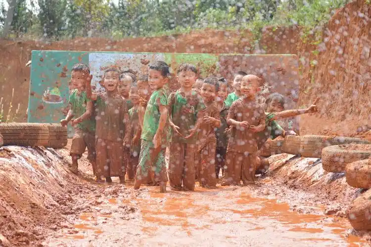 武汉溪谷森林幼儿园泥潭