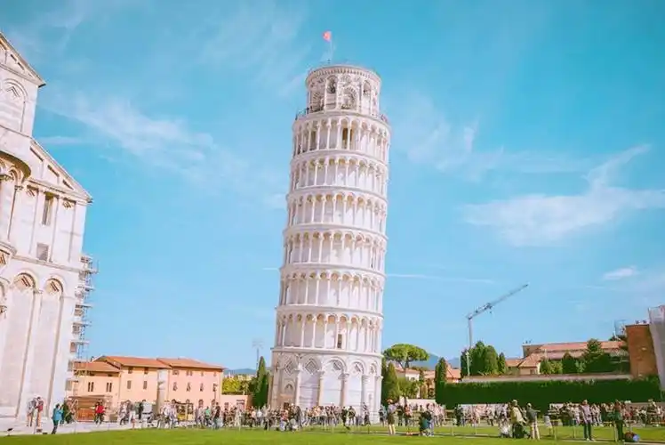 意大利的比萨斜塔,倾斜状态众人纷纭,背后的原因到底是什么? 第6张