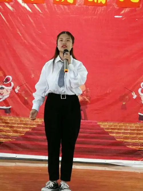 183班朗诵有感染力,动作能表达朗诵内容的思想感情,渲染气氛,增强了