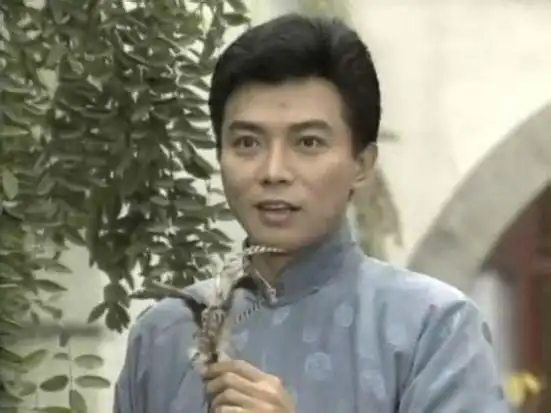 琼瑶小生到"藏獒之父",2婚均是空姐,被逼婚的张佩华怎样了?