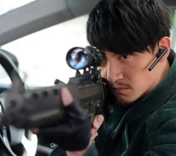 电影《赤道》里张震在车上准备狙击干妈时左耳上的是什么牌子的蓝牙