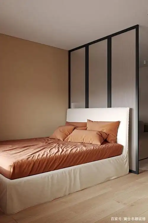 客厅用长虹玻璃隔出一间卧室,再用焦糖色点缀,温馨而实用