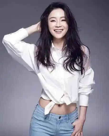 2011年,于正新剧《宫锁心玉》爆火,袁姗姗同学杨幂也因此获得超高热度