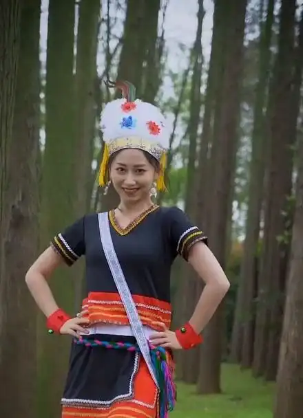 高山族美女服饰