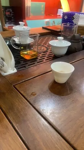 来朋友办公室喝茶聊天