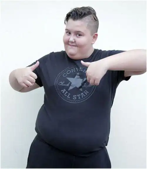 英国14岁肥胖少年拒节食减肥这会毁了我的童年