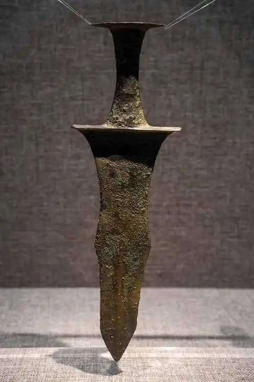 贵州发现汉代"雌雄"青铜剑,为黔西南夜郎古国遗物,2000年历史