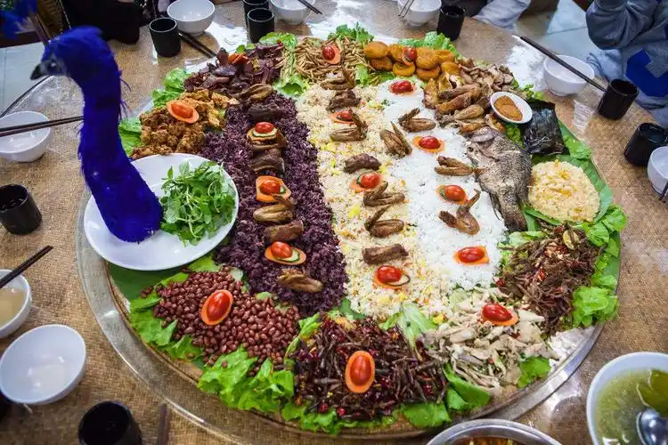 云南 傣族,傈僳族,景颇族 三个民族的手抓饭,妙不可言