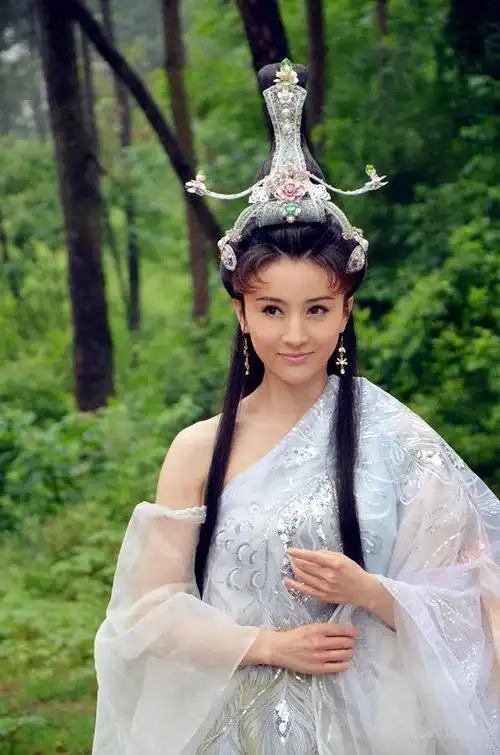 三仙岛的云霄碧霄琼霄仙子为啥要和西岐大军作对啊?