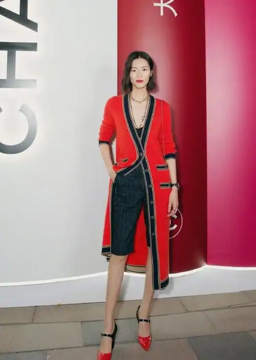 她是"国模第一人", 今穿玫红色上衣配紧身短裤, 大长腿抢镜十足