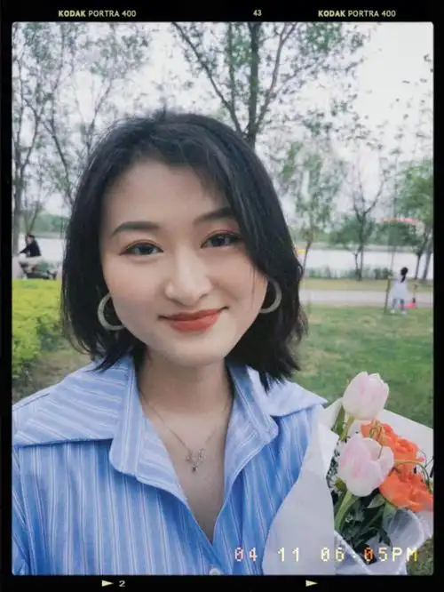 高冷侧脸照,鹰钩鼻高挺的鼻梁,令人心生羡慕,一笑钩子就立马突出来了