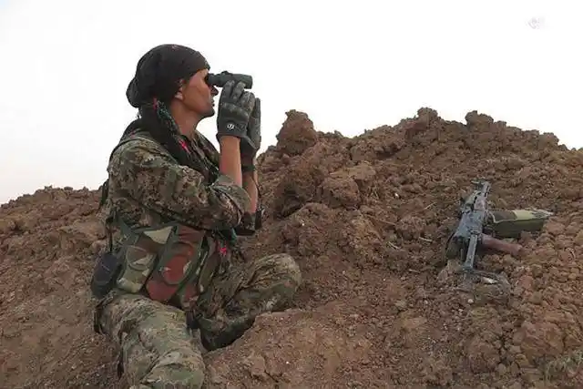 库尔德女兵受伤被俘,遭土耳其联军当众羞辱:最后将女俘抱回屋内_手机