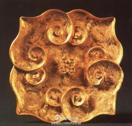 如意云纹金盘 元代 高1.3cm,长16cm,宽16cm,重236.