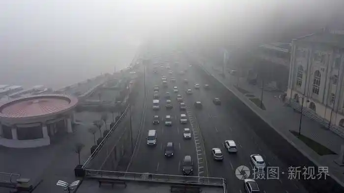 被雾笼罩的城市城市交通鸟瞰