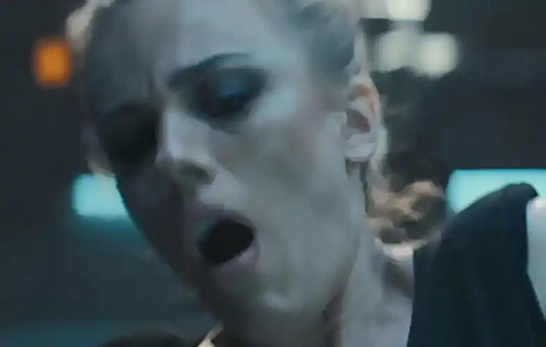 金发女反派被自己武器分水峨嵋刺击腹消灭