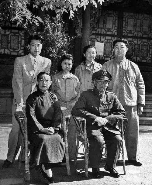 其中老大和老三夭折了,只有二子阎志宽,四子阎志敏和五子阎志惠这三个