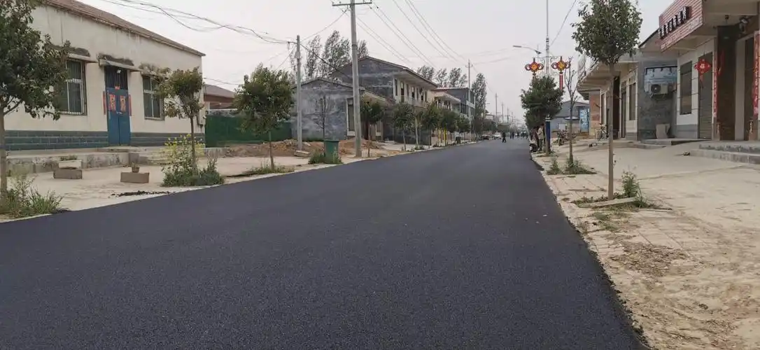 祝楼村新修的柏油路宽阔平坦