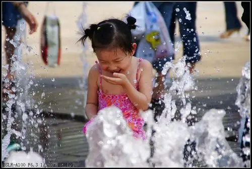 戏水的小女孩