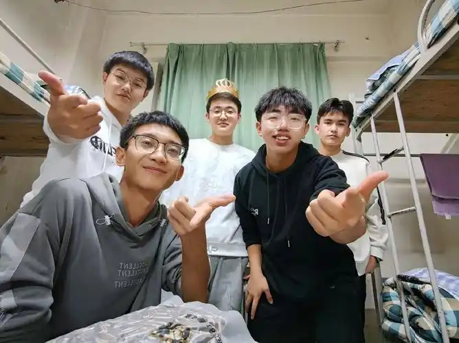 #男生宿舍 #合照 #校园vlog 生日快乐,朋友! - 抖音