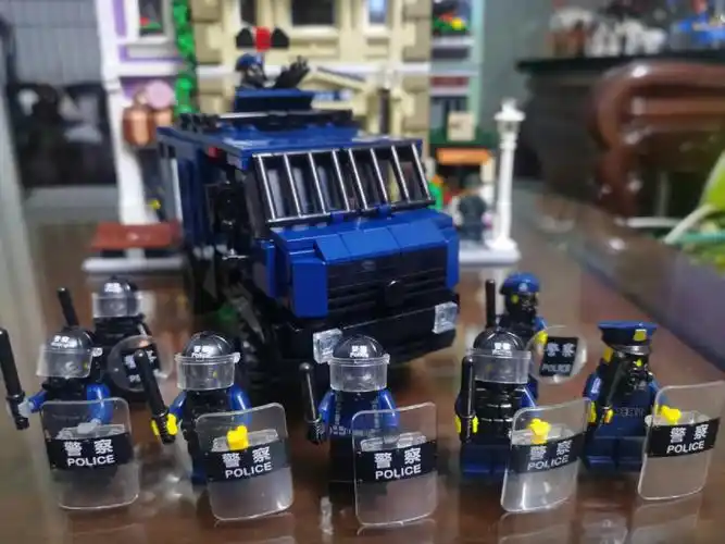 乐高港警锐武装甲车