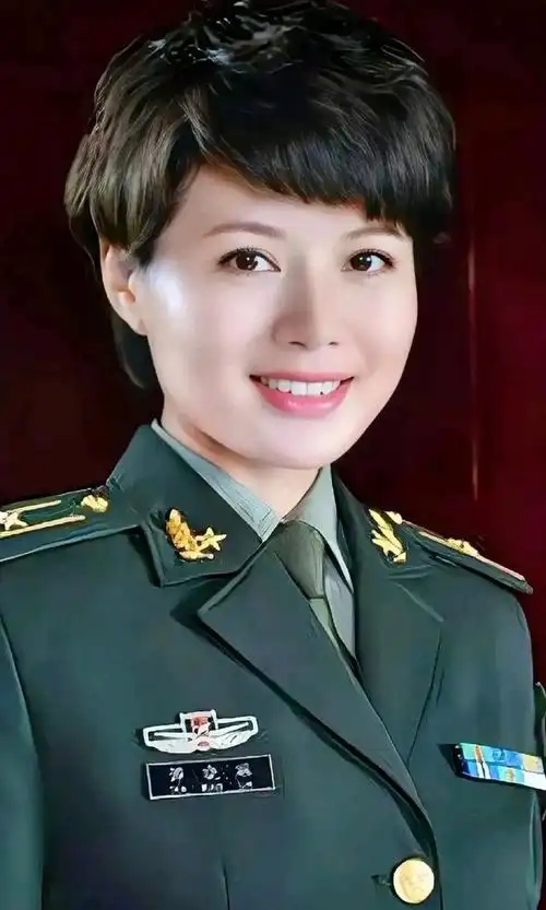 "潇洒女兵军中绿花"程愫