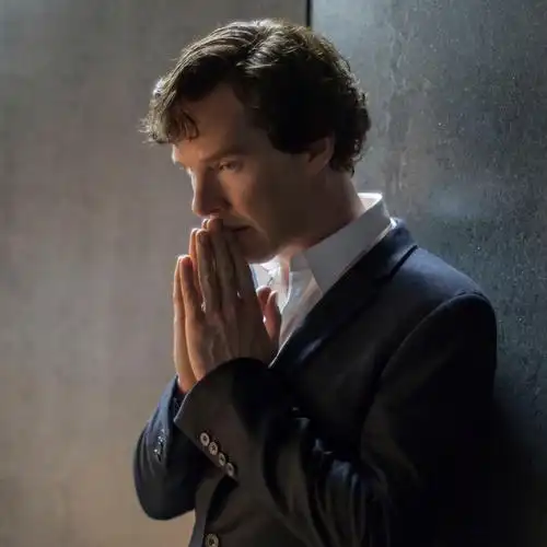 展开全部 本尼饰演神探夏洛克中的夏洛克·福尔摩斯,剧中发型为卷毛