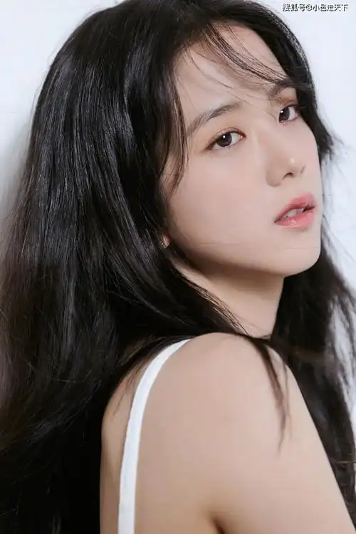 金智秀披肩散发甜美笑容写真