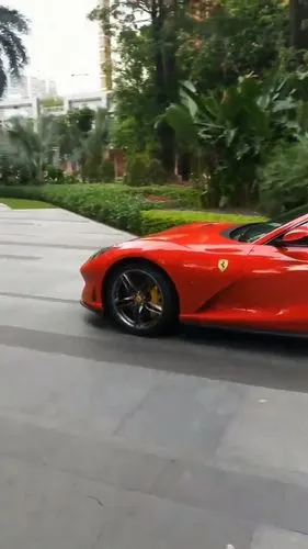 法拉利炸街,旁人羡慕了