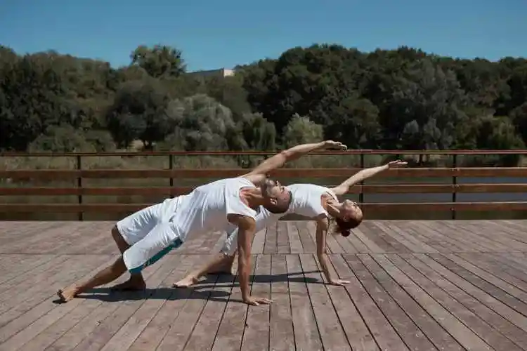 情侣在公园里练习瑜伽