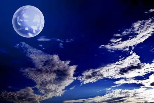 夜间天空与大月亮