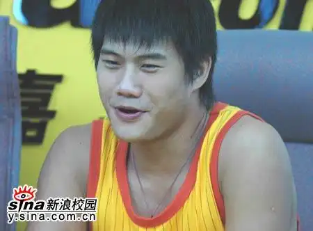 一时的"后舍男生"(酷似陈浩民的黄帅哥黄艺馨和高大魁梧的韦帅哥韦炜