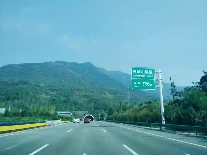 刚上银昆高速,就是一个五公里多的隧道.