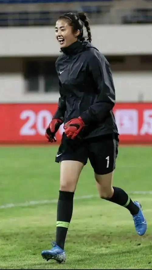 赵丽娜,中国女足队员,司职门将,生于1991年,身高1米88,体重72公斤.