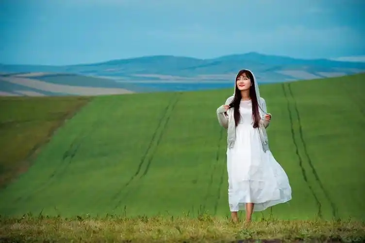 又是一个浪漫的夏季 在草原怎么穿衣服拍照好看 我来告诉你