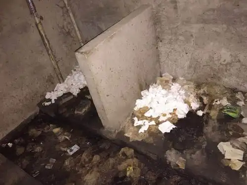 《河北创城在线》石家庄桥西区南简良社区公厕内粪便满地 脏乱不堪