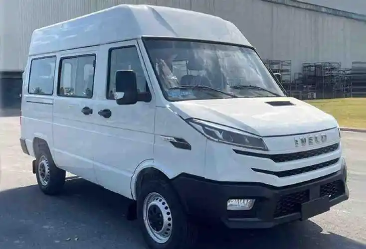 新款依维柯得意实车曝光换装新前脸侧滑门59座柴油动力