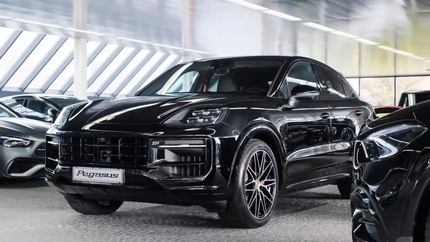 车库里的全新款保时捷卡宴,这一身的亮黑色车身配上熏黑的前包围和