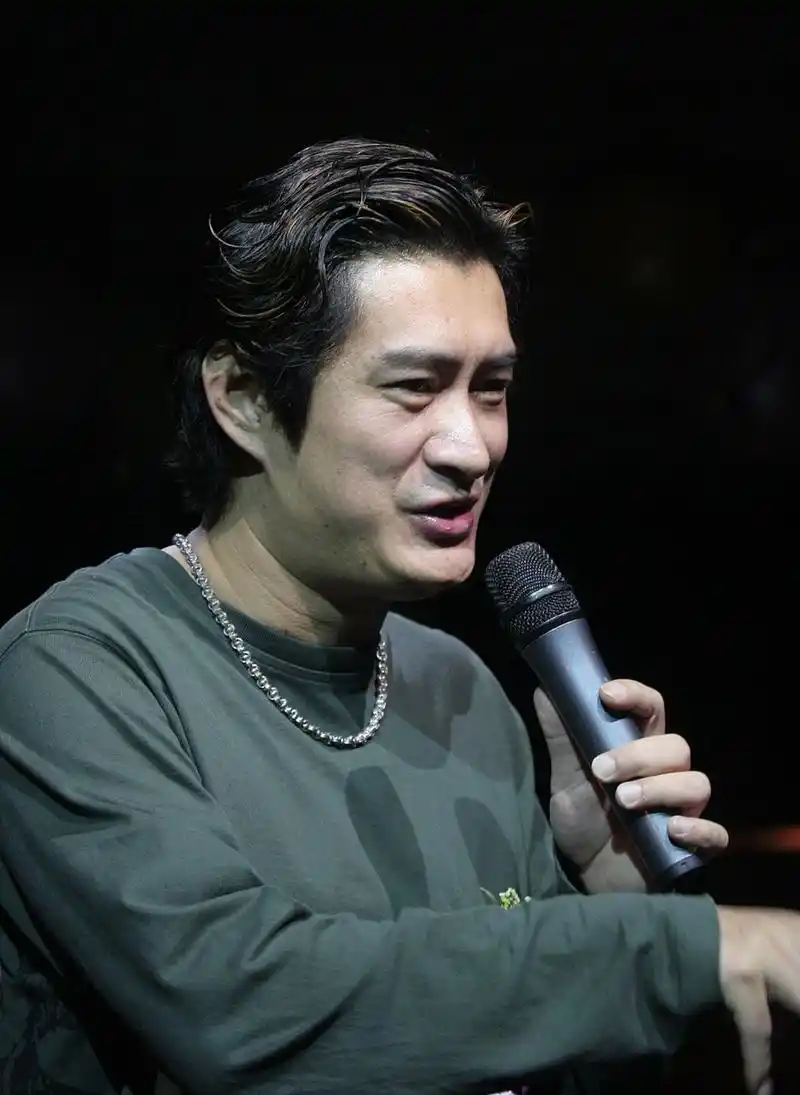 歌手黄安最近在社交媒体上炫耀了一番:他在乘坐飞机时,拿出华为新机