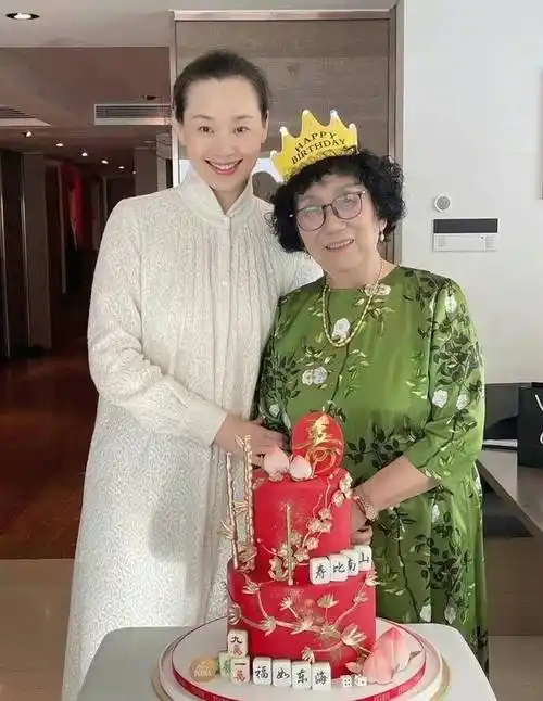 原创林依轮夫妇为母亲庆生本人亲自烧烤老婆西华手工缝制旗袍