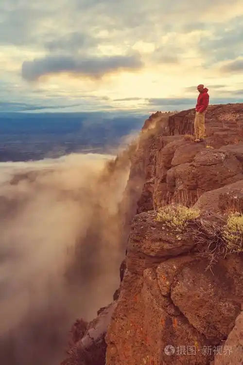在陡峭的悬崖上的人