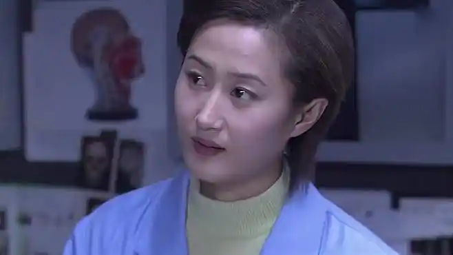 案发现场:姑娘河边遇害,身上被喷了大量香水,法医:明摆的诱惑