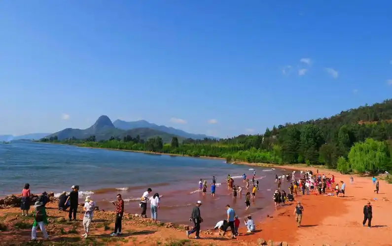 网红打卡地红沙滩拍摄地云南澄江抚仙湖