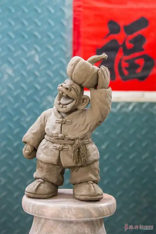 轮椅上的青岛泥塑大师把生活捏进泥巴里图