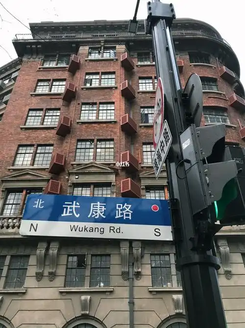 清晨雨中的武康路