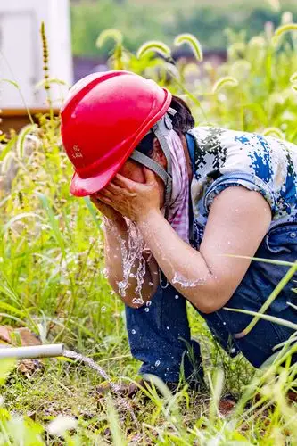 工人头顶烈日,正在抢制订单(央广网发 张玉 摄)