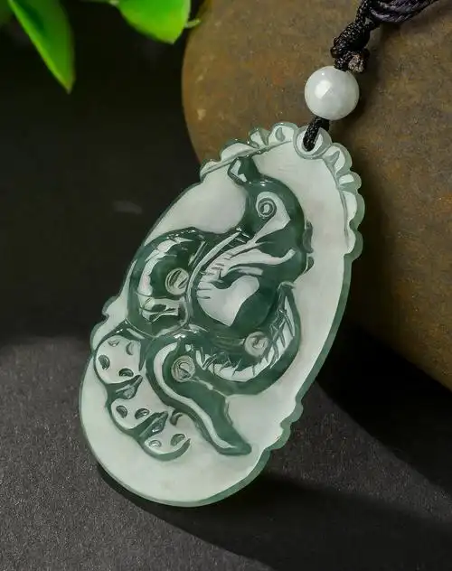 精雕生肖蛇冰种带绿色天然翡翠吊坠