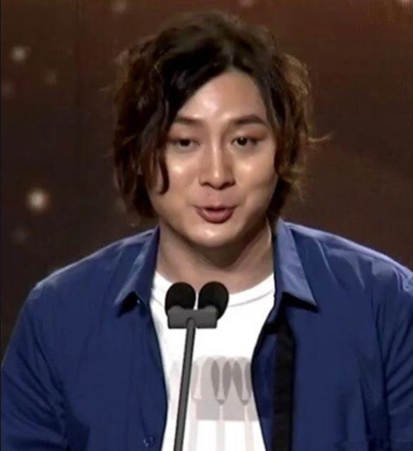 被称主播界的大帅哥,张大仙旧照一脸稚嫩,如今却胖若两人