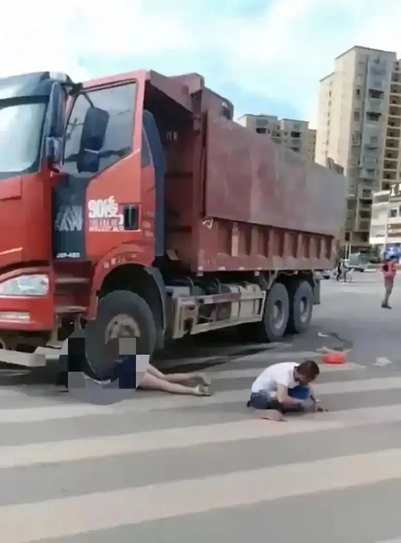 平时一定要远离大货车,大货车有视角盲区,有时候真的看不到旁边的行人